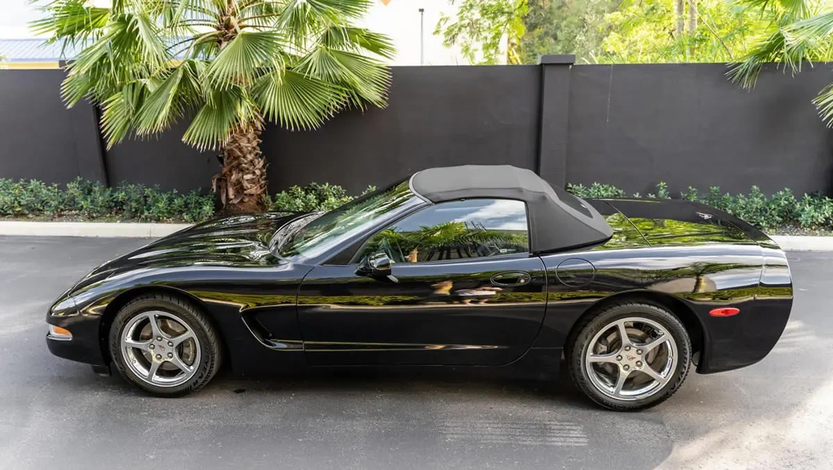 Corvette Generations/C5/C5 2002 Black Left -2.webp